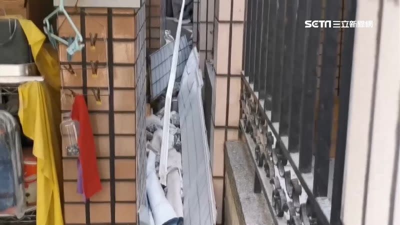 拆除工程廢棄磚牆直接掉落在隔壁住戶區域內。