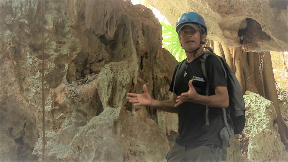 Raúl Padilla, ambientalista y guía turístico, en el complejo de cuevas Garra del Jaguar, cerca de Playa del Carmen, Quintana Roo. (Noticias Telemundo)