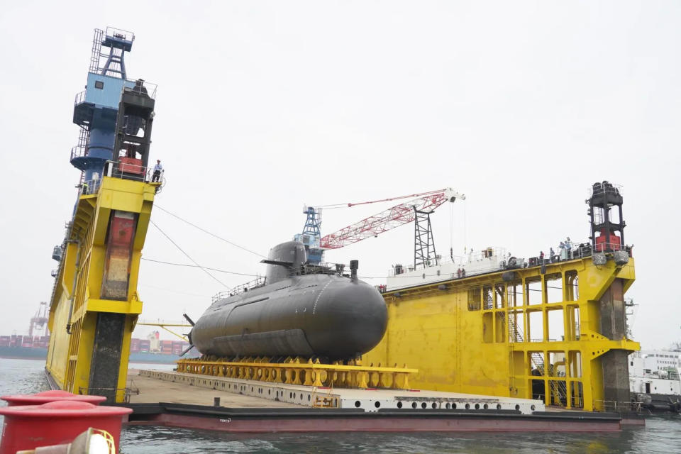 海鯤軍艦於浮塢就位備便浮船作業。（圖/台船提供）