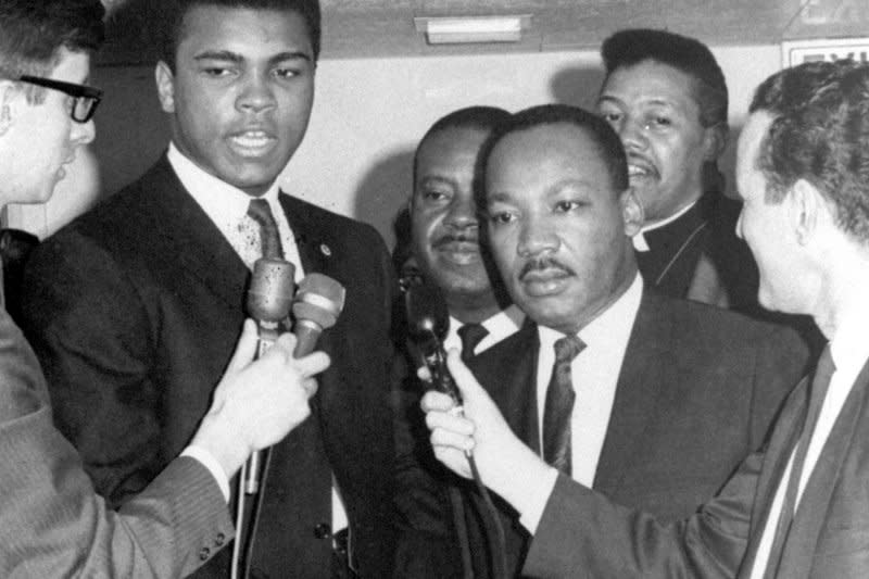一代拳王阿里（Muhammad Ali）病逝，這是他1967年與民權偉人金恩博士（Dr. Martin Luther King）合影（美聯社）