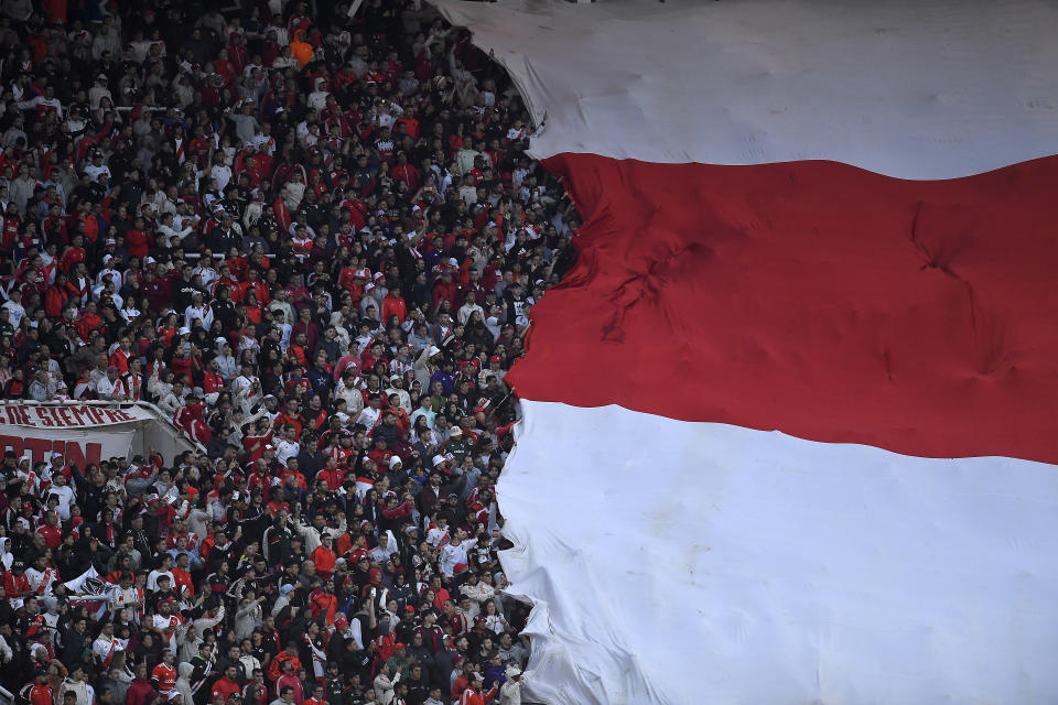 Los fanáticos de River Plate animan a su equipo antes del partido de cuartos de final de la Copa de la Liga Profesional 2023 entre River Plate y Belgrano, en el Estadio Mario Alberto Kempes, el 3 de diciembre de 2023 en Córdoba, Argentina. (Foto de Hernán Cortez/Getty Images)