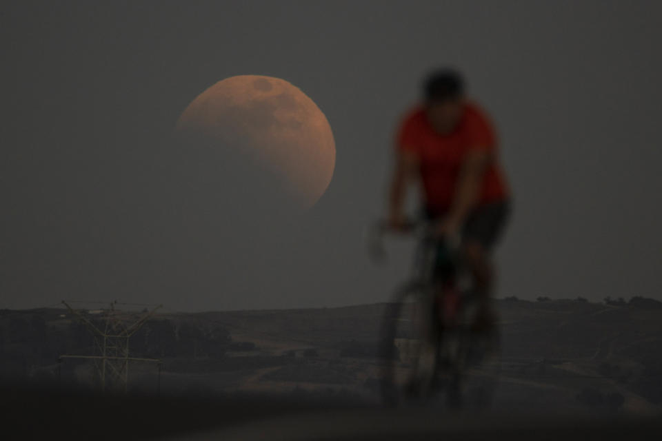 Image: blood moon, lunar eclipse (Ringo H.W. Chiu / AP)