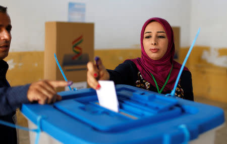 A woman casts her vote during Kurds independence referendum in Erbil, Iraq September 25, 2017. REUTERS/Ahmed Jadallah