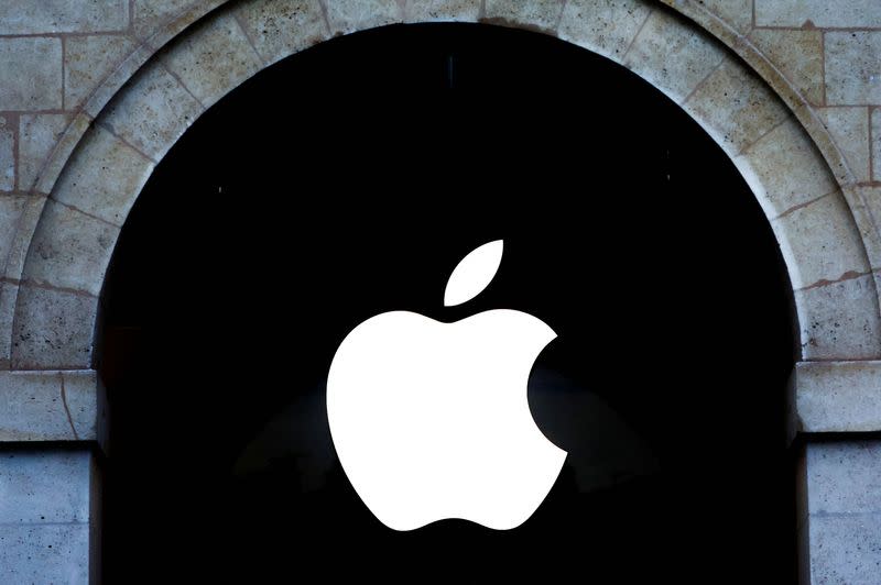 Foto de Archivo: El logo de Apple en una de sus tiendas en París, Francia