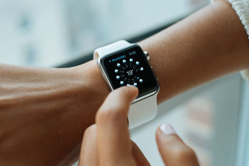 ▲蘋果發表會推出Apple Watch Series 8、Apple watch Ultra、Apple Watch SE。Tim哥直言，APPLE WATCH SE 第二代7900元的實惠價格，恐怕成為意料之外的黑馬（示意圖／取自unsplash）