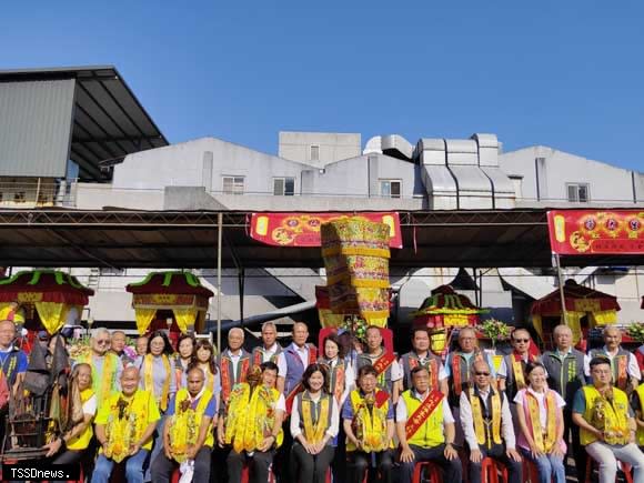 一一二年九庄輪祀要過庄前全體參與人員捧著神像合影。(圖：新北市文化局提供)