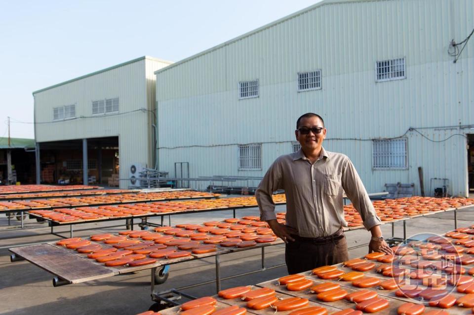 台南「勝豐商行」老闆黃盈順堅持以傳統天然風吹日曬法來製作烏魚子。