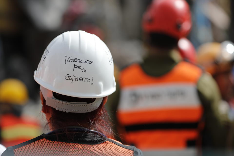Cascos de rescatistas mexicanos se llenan de mensajes esperanzadores