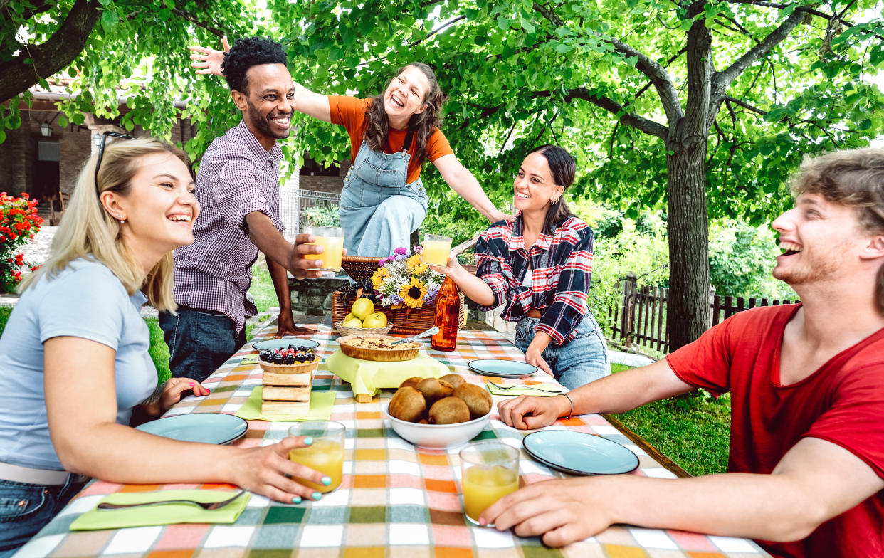 Una perfecta comida en el jardín con la mesa plegable que puedes llevar a cualquier lado/Foto: Getty Images.