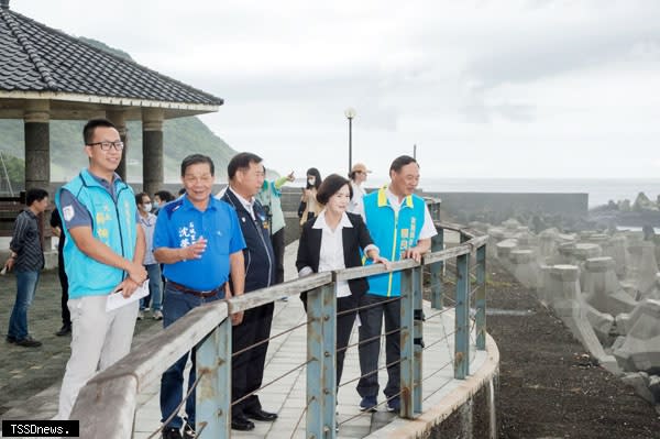 宜蘭縣政府推動「蘭海鐵道五漁村-台灣最美之山海漁鐵博物館」計畫。宜蘭縣長林姿妙前往石城活動中心視察開工前工程整體規劃，要求施工團隊如期如質完工，提升蘭海鐵道五漁村的觀光發展。（圖：宜蘭縣政府提供）