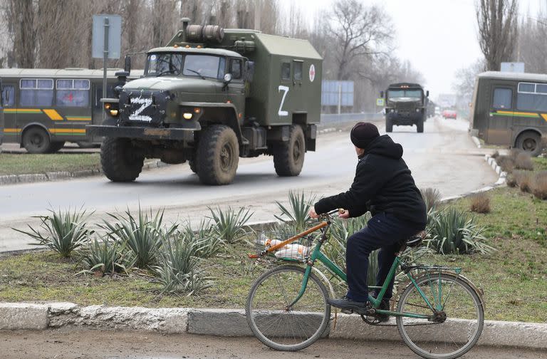 Camiones militares rusos en Armyansk, en el norte de Crimea, anexada a Rusia desde 2014 y ahora bajo presión de las fuerzas ucraniana (Archivo)