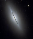 11. Fotografía única del telescopio espacial Hubble de la NASA/ESA de la galaxia NGC 5866 inclinada en un ángulo casi imperceptible a la vista del ojo humano.