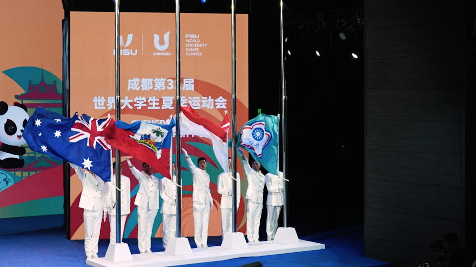 中華會旗（右起）與新加坡、海地、澳洲會旗一同展開、升起。（劉柏毅／攝）
