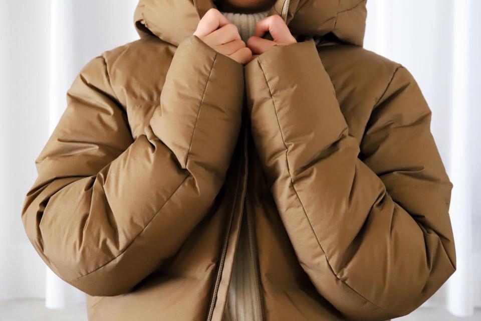 重症醫師黃軒推薦民眾10種暖身好方法，在最外面加上羽絨外套可以擋風禦寒。（示意圖，photoAC）