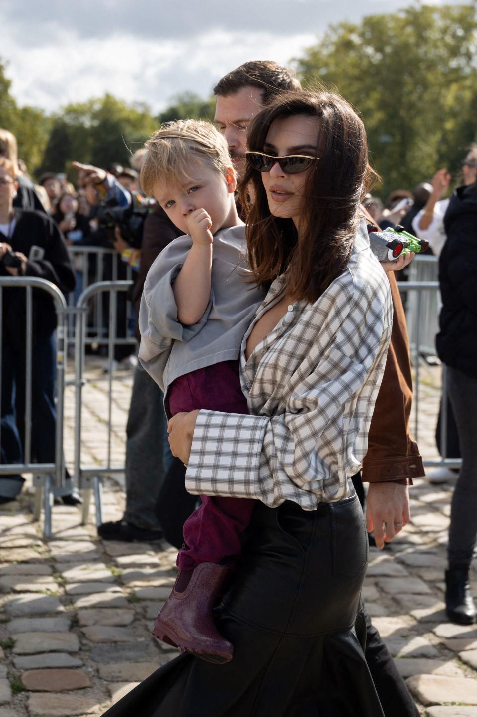 Emily Ratajowski pose avec son enfant