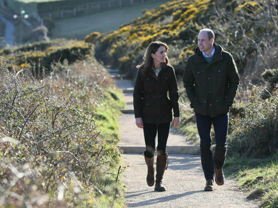 William und Kate machten am Howth Head nahe Dublin einen gemeinsamen Spaziergang (Bild: imago images/PA Images)