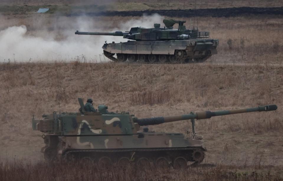 2023年3月30日，波蘭用南韓新交貨的K9自走砲（前）和K2主力戰車（後）演習。路透社
