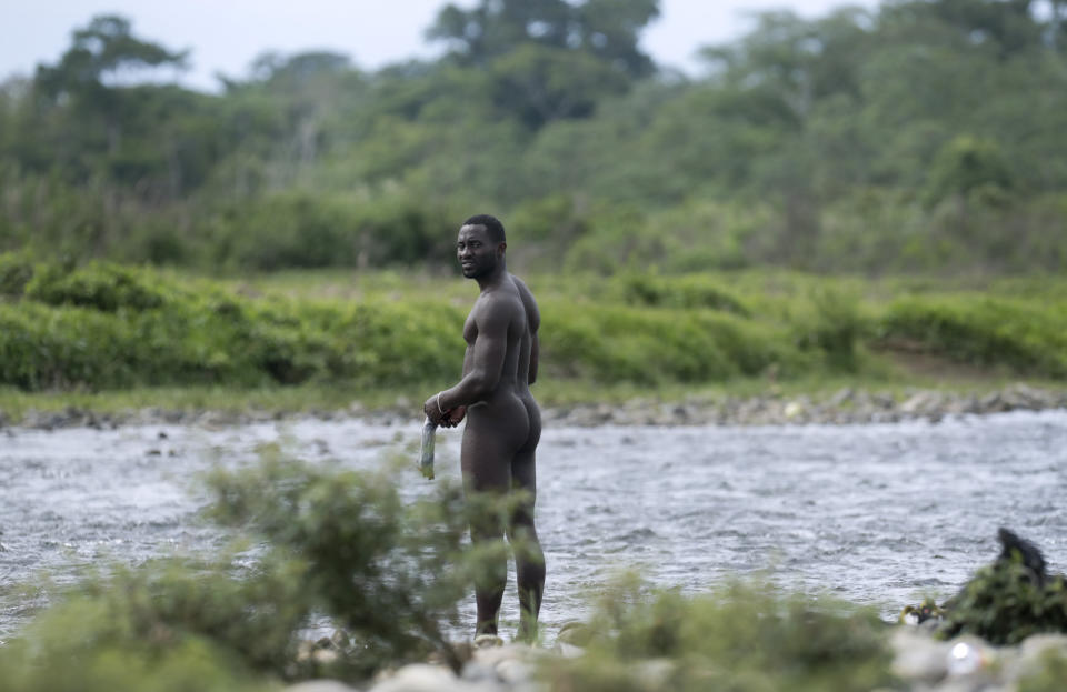 En esta imagen, tomada el 25 de mayo de 2019, un migrante toma un baño en el Río Tuquesa, en Bajo Chiquito, en la provincia de Darién, Panamá. Los migrantes se quejan de falta de medicinas para tratar enfermedades comunes como la diarrea. Hombres, mujeres y niños se bañan y defecan en el río, que también es la fuente de agua potable de la localidad. (AP Foto/Arnulfo Franco)