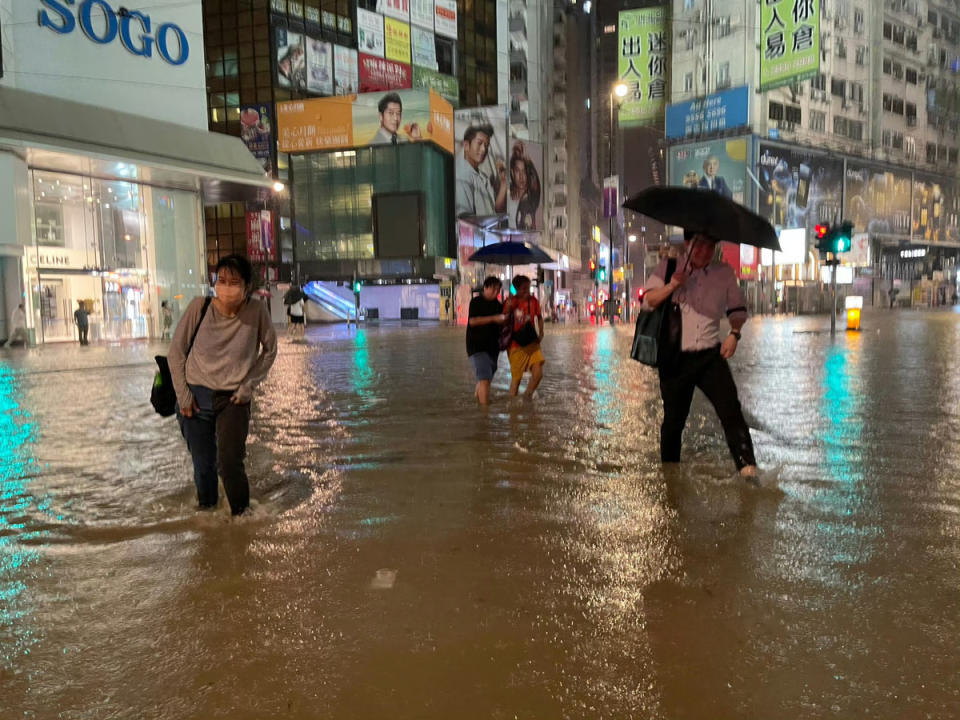 香港天文台發出黑色暴雨警告信號，全港多個地區發生水浸。   圖：翻攝自微博