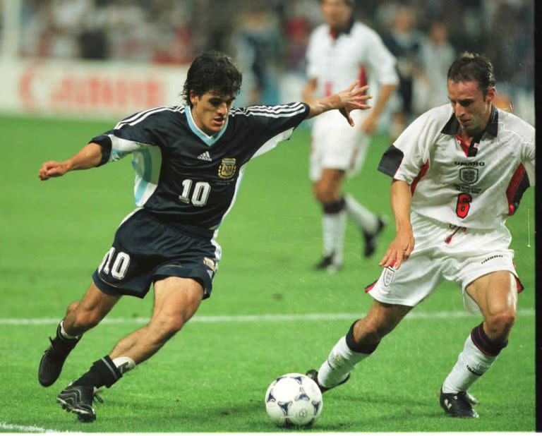 Ariel Ortega maniobra frente a Gareth Southgate, el actual director técnico de Inglaterra, en aquel dramático 2-2 de Francia 1998; la Argentina ganó por penales en Saint-Étienne.