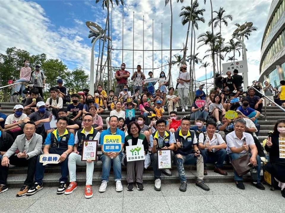 SAVE認證車聯盟響應公益家庭日，百位家扶兒童圓夢攻蛋。（業者提供）