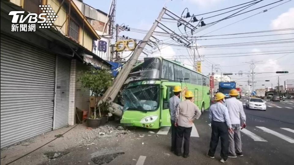 統聯司機自撞電桿，車頭全毀戶停電。（圖／TVBS）