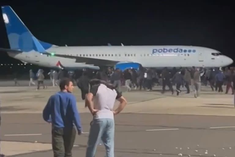 Esta captura de un video publicado en el canal de Telegram @askrasul el 29 de octubre de 2023 muestra a manifestantes en el área de la plataforma de un aeropuerto en Makhachkala.