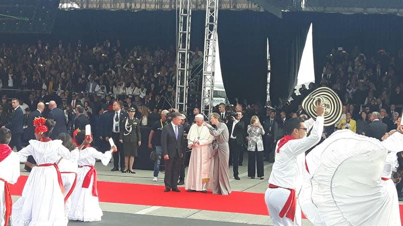 FOTOS: El Papa Francisco llega a Colombia para sanar heridas