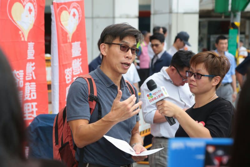 2016-05-25-民進黨立委鐘佳濱與抗議護理師對談-顏麟宇攝