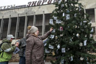 L'albero è stato installato nell'ambito di una campagna voluta dall'Associazione dei tour operator di Chernobyl. Ad addobbarlo sono stati gli ex residenti della cittadina, che hanno portato anche loro decorazioni. (AP Photo/Serhii Nuzhnenko)