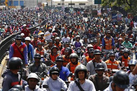 Motorcyclists take part in a protest against possible regulation and schedule bans as a measure to combat insecurity in Caracas January 31, 2014. REUTERS/Jorge Silva