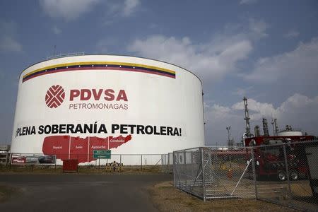An oil tank is seen at PDVSA's Jose Antonio Anzoategui industrial complex in the state of Anzoategui April 15, 2015. REUTERS/Carlos Garcia Rawlins