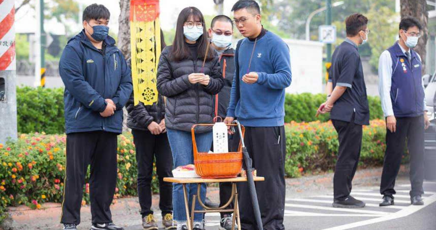 蔡姓女死者由姊姊（左二）代表，一次就允筊。（圖／中國時報袁庭堯攝）