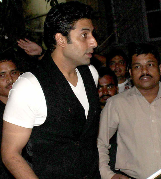 So, like a good samaritian that he is Abhishek walked up to Salman and the two were seen talking for a long long while. However, Ash was missing from that conversation.