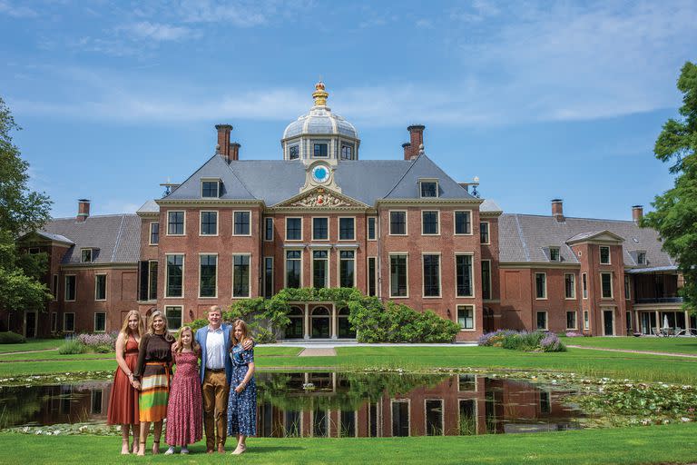 En familia: con sus tres hijas, en una clásica postal estival en los jardines del palacio Huis ten Bosch