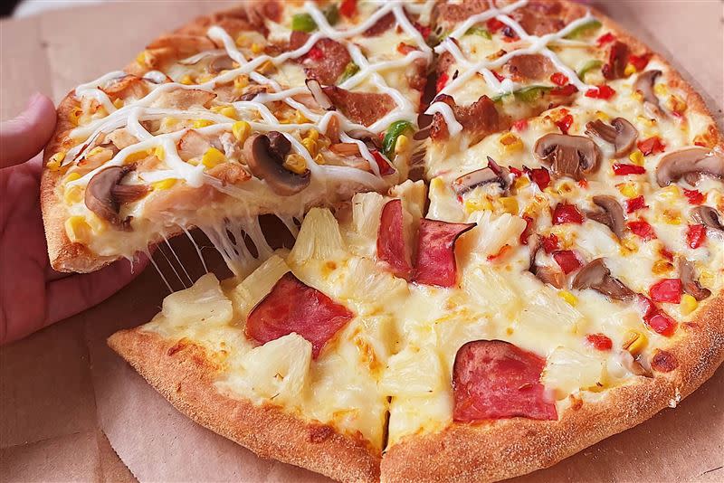 達美樂今宣佈，即日起外帶披薩無論是9吋小披薩或12吋大披薩通通半價。（圖／達美樂提供）