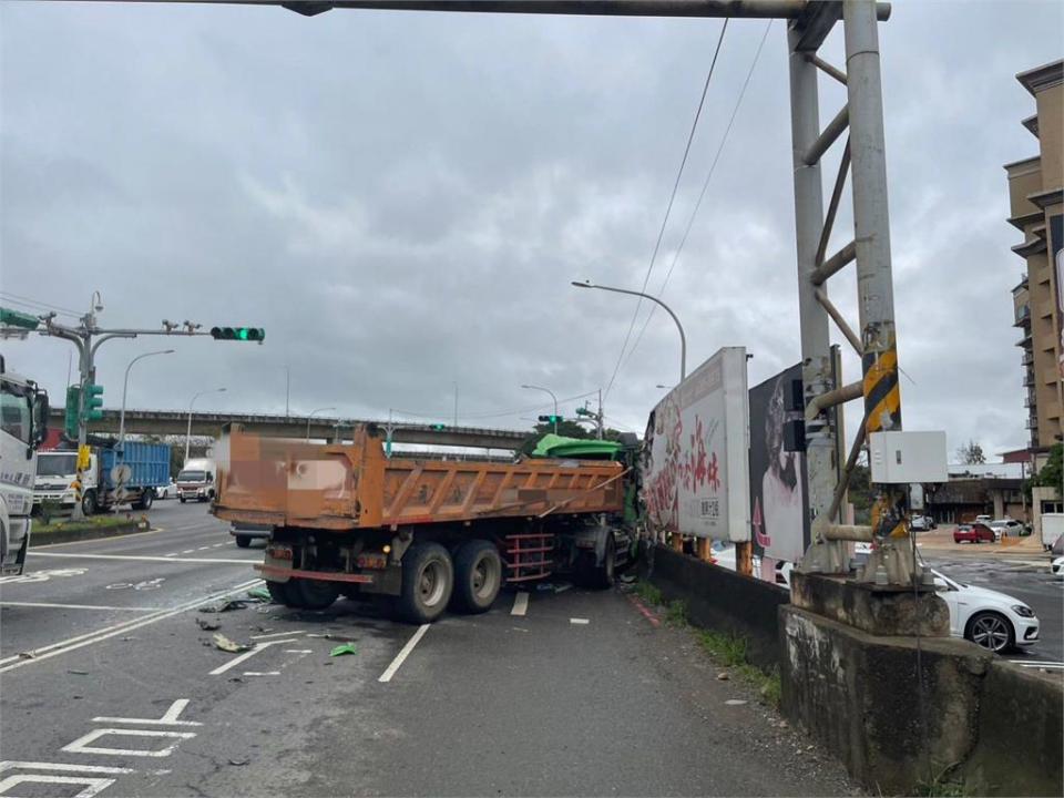 疑未注意車前狀況！　桃園砂石車連撞2車再撞護欄「車頭全毀」