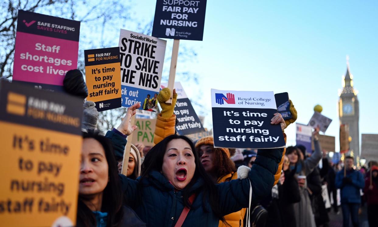 <span>NHS nurses protest outside St Thomas' hospital in London on 15 December 2022.</span><span>Photograph: Andy Rain/EPA</span>
