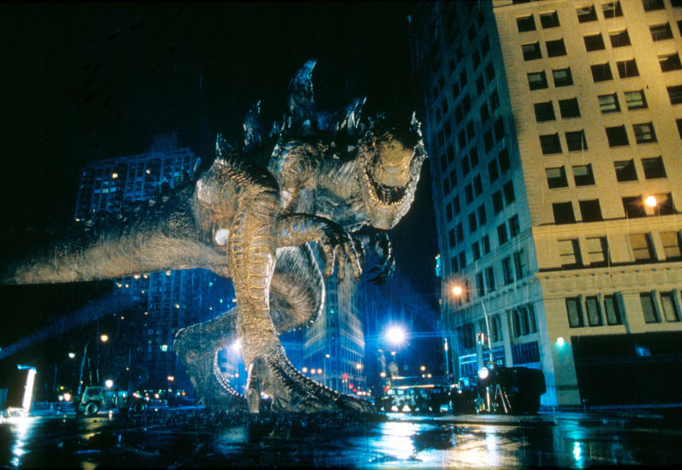28 Mal – so oft hatte Riesenechse Godzilla bereits einen Leinwandauftritt und das ausschließlich in japanischen Filmen. Doch auch in Spielfilmen aus anderen Ländern wurde Godzilla immer wieder thematisiert. Unter anderem legte sie unter der Regie von Roland Emmerich 1998 Manhattan in Schutt und Asche. Das Hollywoodspektakel kam bei Filmliebhabern jedoch nicht gerade gut an. Einem weiteren Remake von 2014 erging es da nicht wirklich besser … (Bild-Copyright: Moviestore Collection/REX/Shutterstock)
