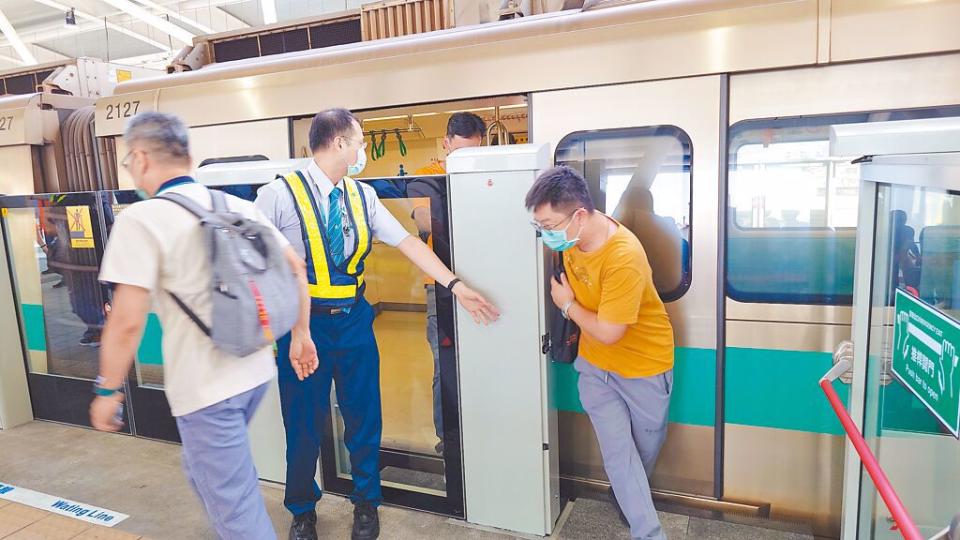 高捷冷氣溫度引發討論。圖為高捷岡山車站15日履勘過程模擬地震發生。（示意圖／資料照／任義宇攝）