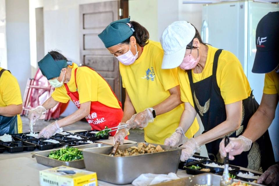 ▲東海龍門天聖宮一日蔬食因為有志宮群的付出溫暖了受者的心、他們越做越開心！(圖/東海龍門天聖宮 提供)