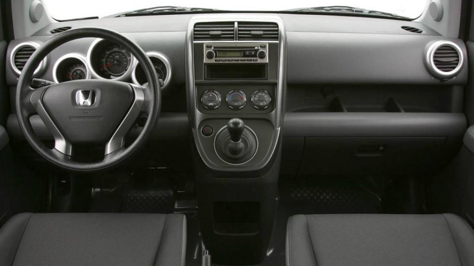 Honda Element 2003~2006年搭載與7代Accord共用代號K24A4的2.4升i-VTEC直4引擎，可輸出160匹馬力與22.26公斤米扭力，提供5速手排與4速自排變速箱。(圖片來源/ Honda)