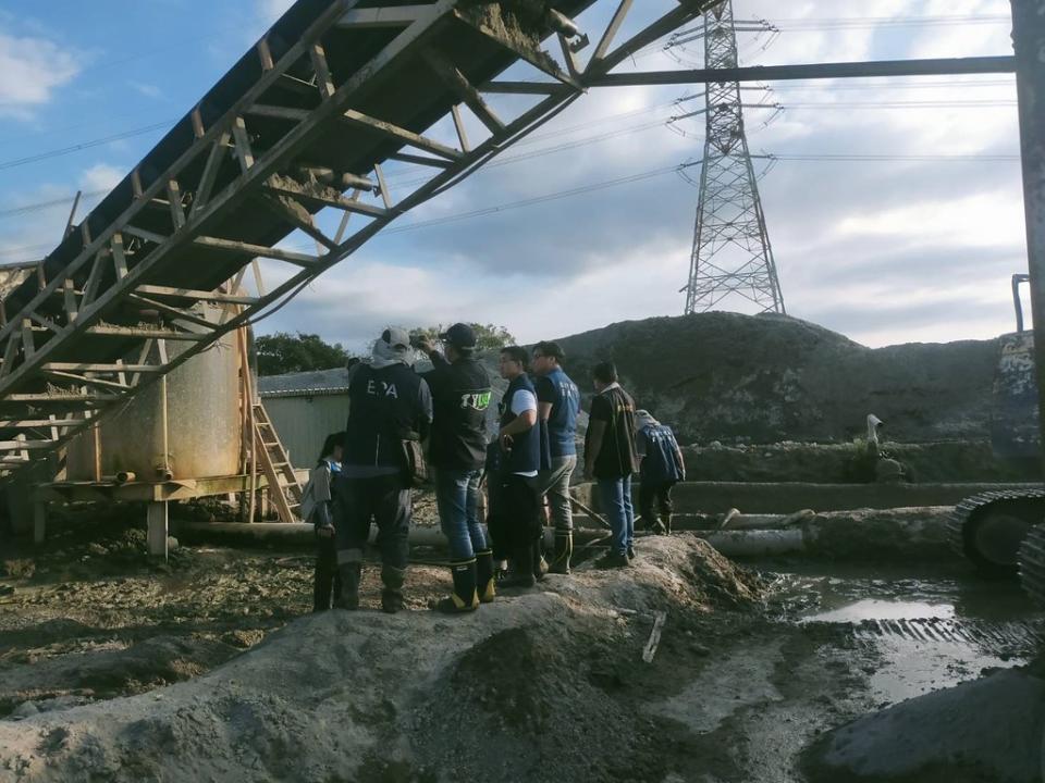 謝姓負責人經營的砂石場偷排洗砂污泥廢水。圖片來源：桃園市環保局 提供