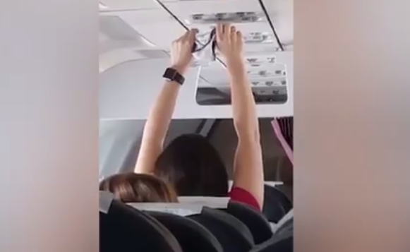 Eine dunkelhaarige Frau wurde im Flieger beim Trocknen einer Unterhose gefilmt. (Bild: Screenshot Yahoo News)