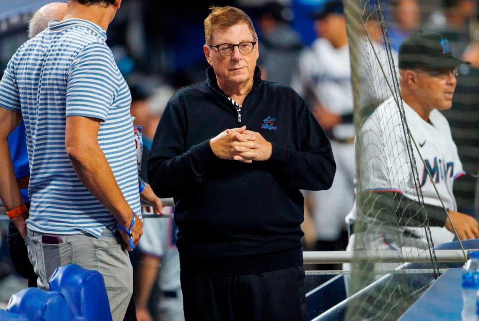 El principal propietario de los Marlins, Bruce Sherman, mira el  partido contra los Cardenales de San Luis en el LoanDepot Park, el 19 de abril de 2022, en Miami, Florida.