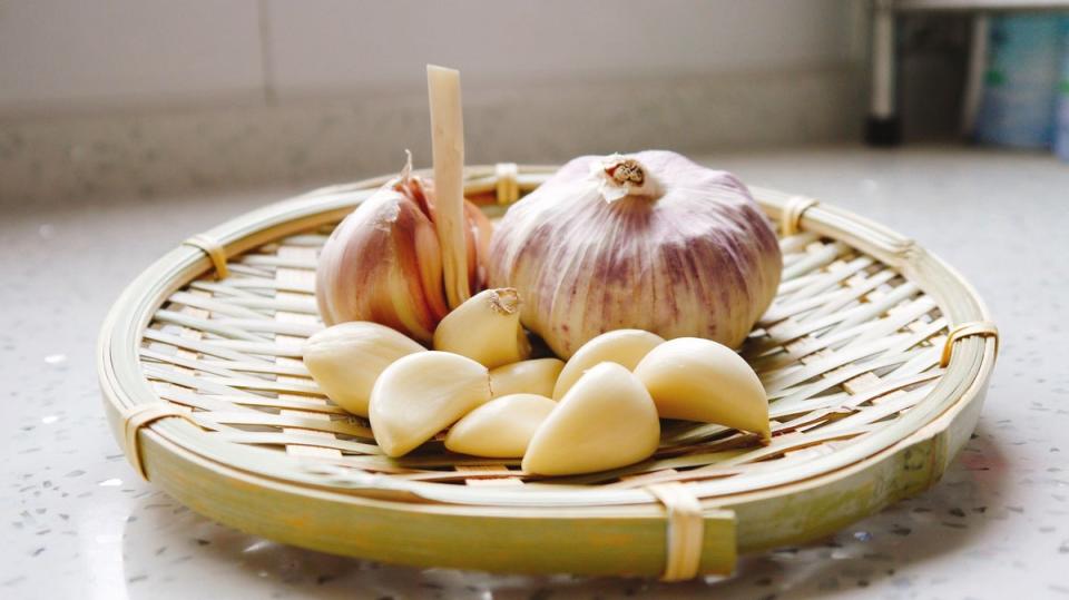 Chop or crush garlic (Unsplash / ji jiali)