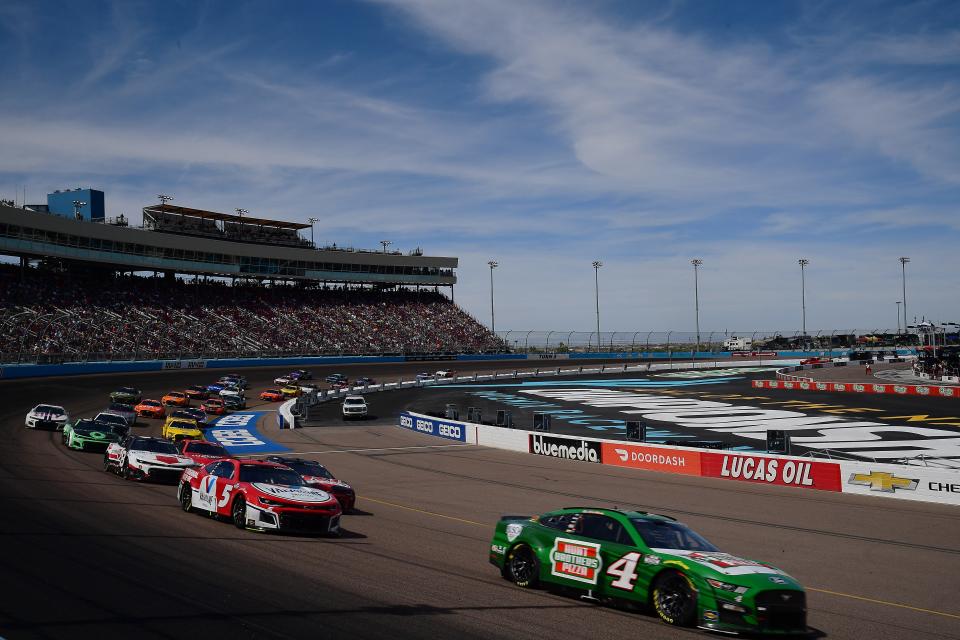 Kevin Harvick, en el Ford No. 4, lidera el campo durante la carrera de la NASCAR Cup Series en Phoenix Raceway el 13 de marzo de 2022.