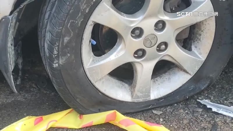 警方發現轎車右前輪有爆胎，調查是否為車禍主因。