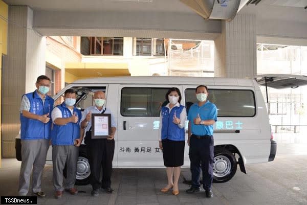 圓髮妻遺願，斗南鎮民王金員先生，於十日以妻子黃月足女士名義捐贈一輛復康巴士給雲林縣政府。(記者劉春生攝)