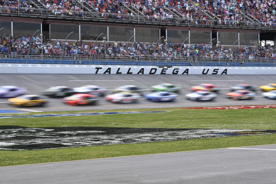 TALLADEGA, AL - APRIL 24: The field takes the green during the running of the NASCAR Cup Series Geico 500 on April 24, 2022, at Talladega Superspeedway in Talladega, AL. (Photo by Jeffrey Vest/Icon Sportswire via Getty Images)